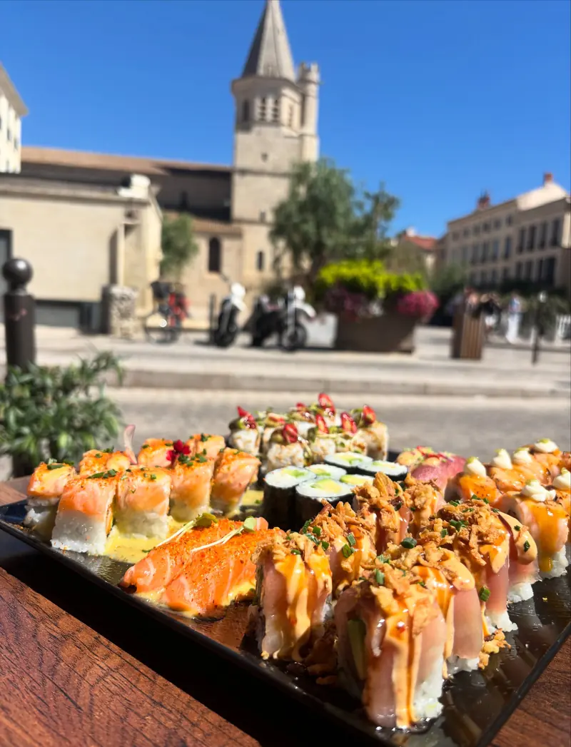 La Nikki Box servie en terrasse, face à l’église de la Madeleine à Béziers